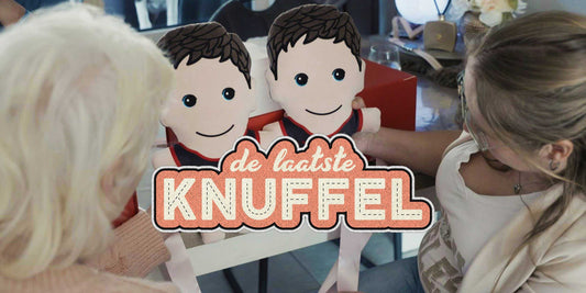 Screenshot uit de serie De Laatste Knuffel op Libelle.nl waarin een handgemaakt knuffelportret van Knuffelmakers wordt overhandigd aan een gezin.