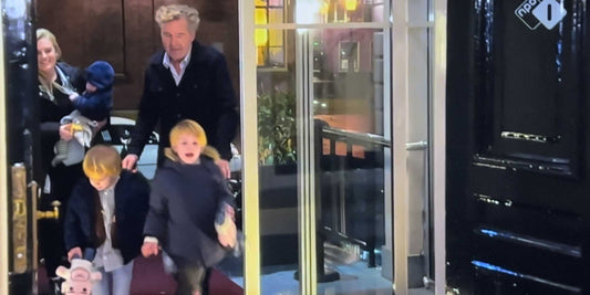 Twee kinderen die hun gepersonaliseerde papa-knuffels van Knuffelmakers vasthouden tijdens een aflevering van Het Familiediner.