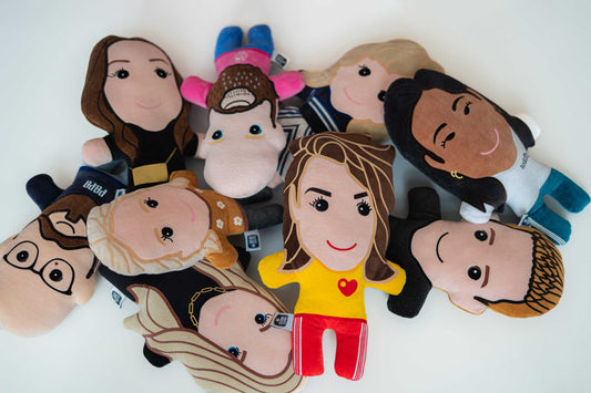 Een handgemaakte herinneringsknuffel van Knuffelmakers die troost biedt aan een kind bij het verlies van een dierbare.