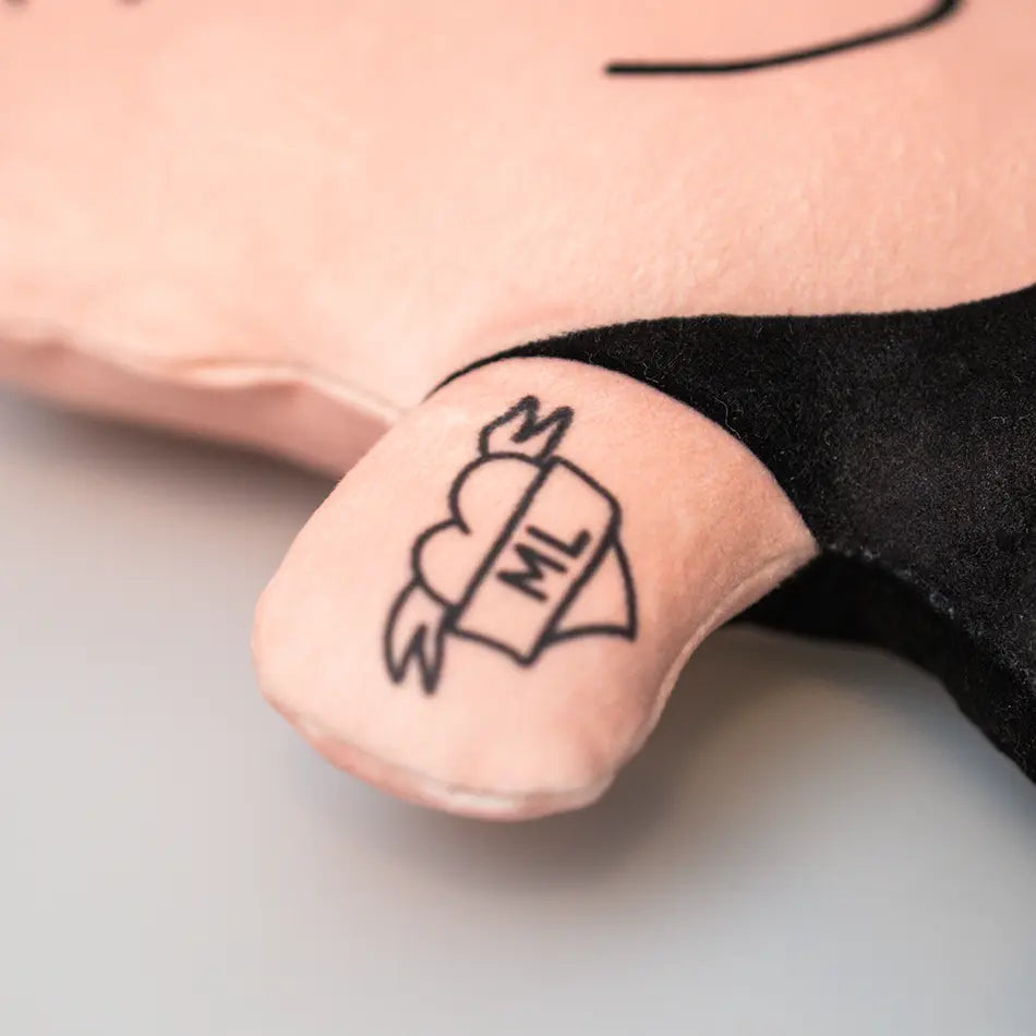 Een close-up van een tattoo op een knuffelportretje