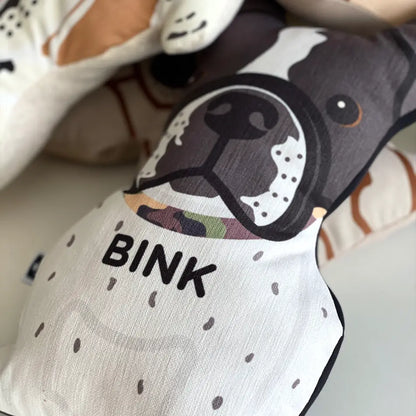 Een foto van een kussenportret van een hond met halsband om