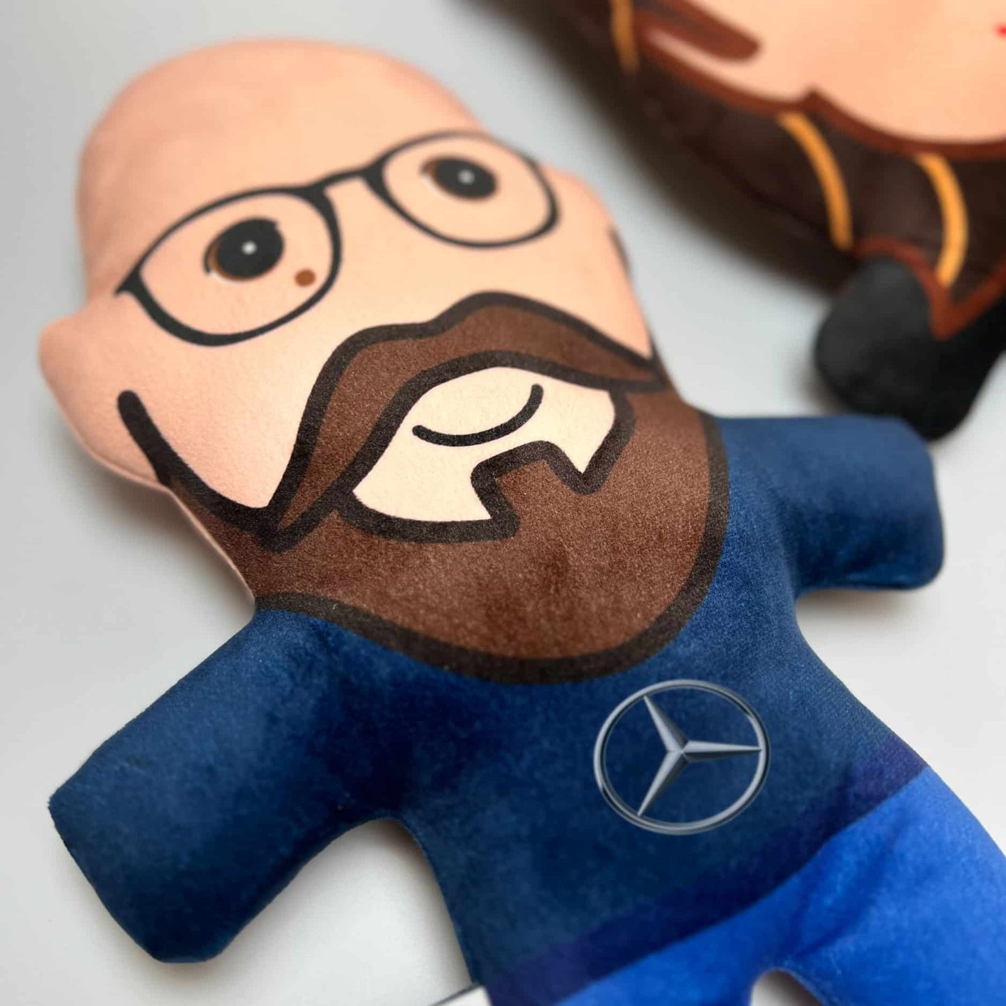 Een foto van een knuffelportretje met Mercedes-Benz Trucks logo