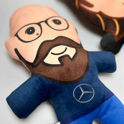 Een foto van een knuffelportretje met Mercedes-Benz Trucks logo